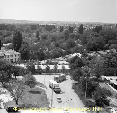 Прикрепленное изображение: 048 Симферополь. ул.Лермонтова. Вид на ее пересечение с ул.Куйбышева. Вид с дома № 16. 07.1982г. (Копировать) (Копировать).jpg